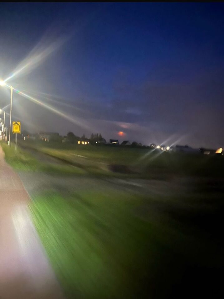 Oranje bol licht die in strakke zig zag lijnen zich bewoog foto
