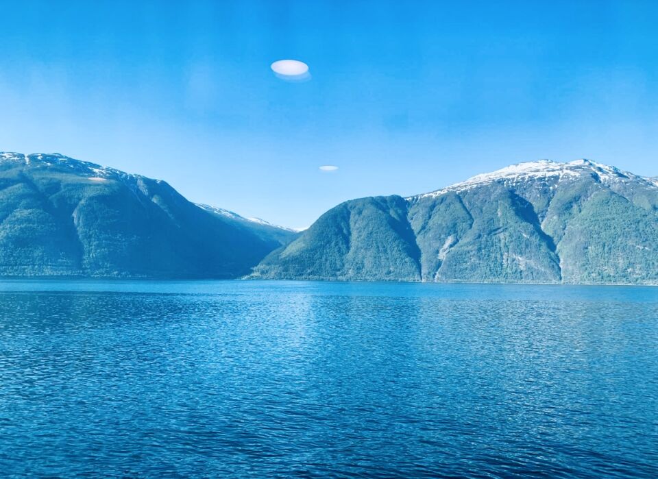 Twee in de lucht een lijkt geland op de berg foto