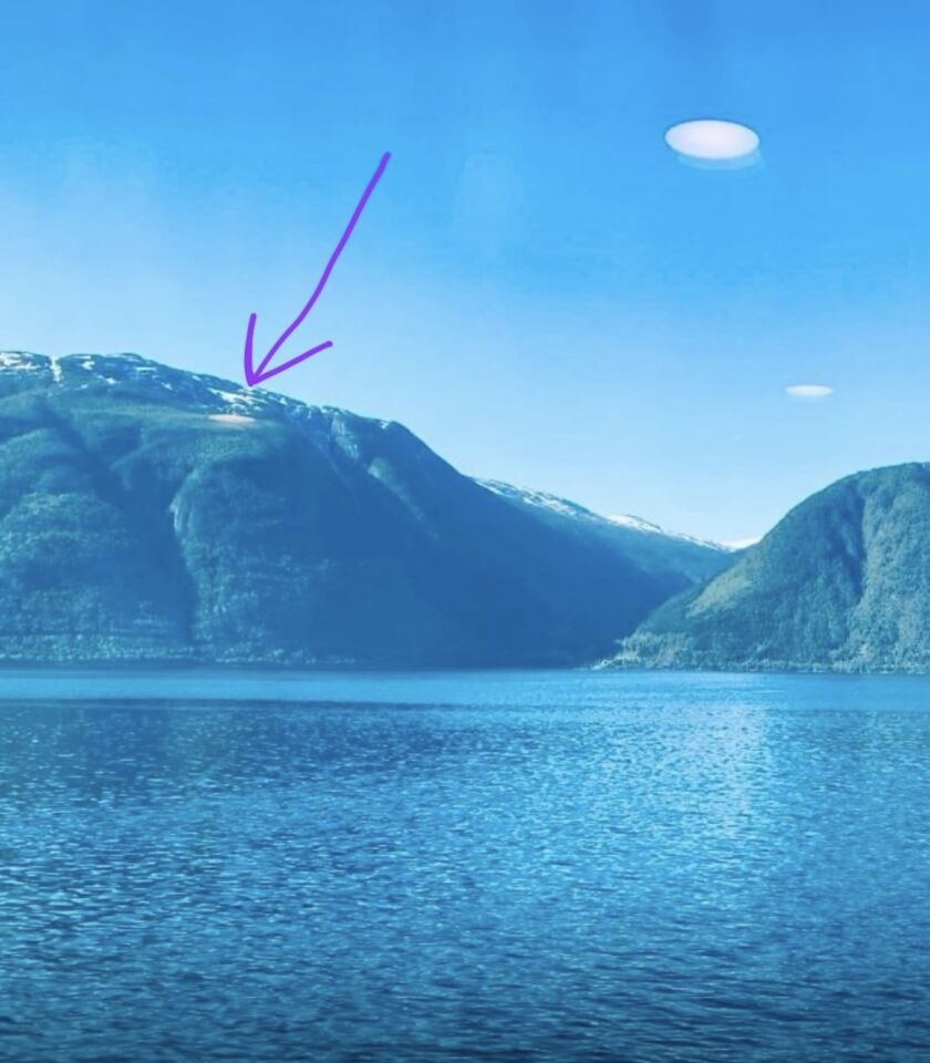 Twee in de lucht een lijkt geland op de berg foto