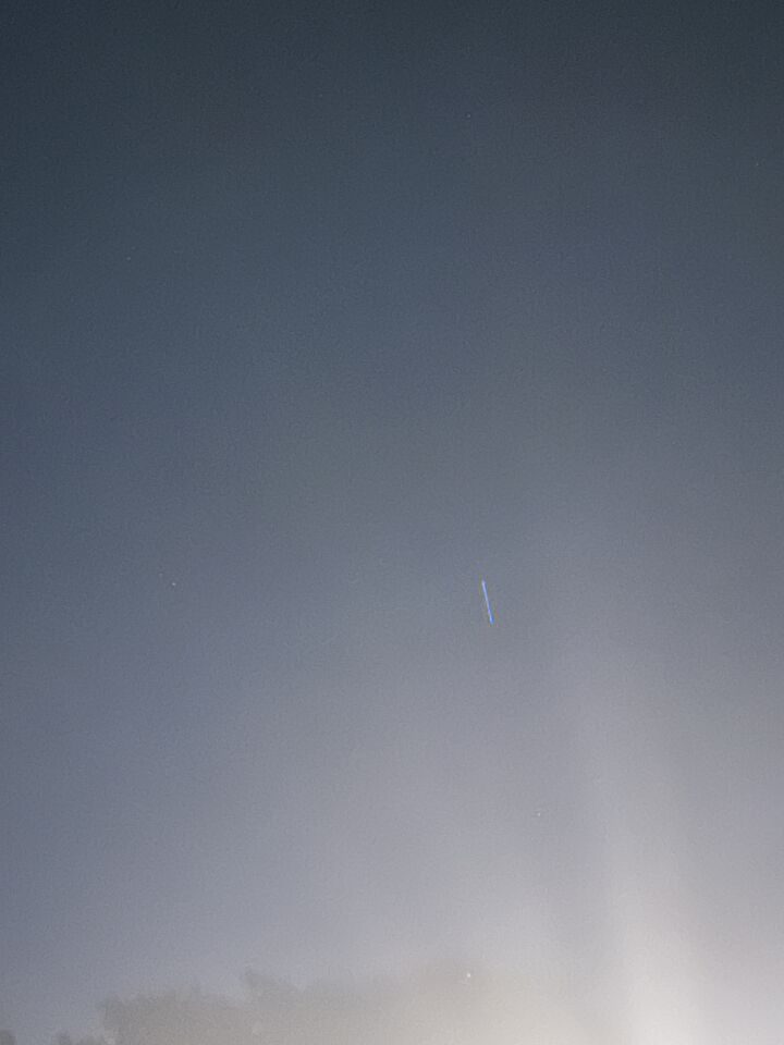 Een rij meerdere groene lichtpunten in een snelheid rechte lijn foto