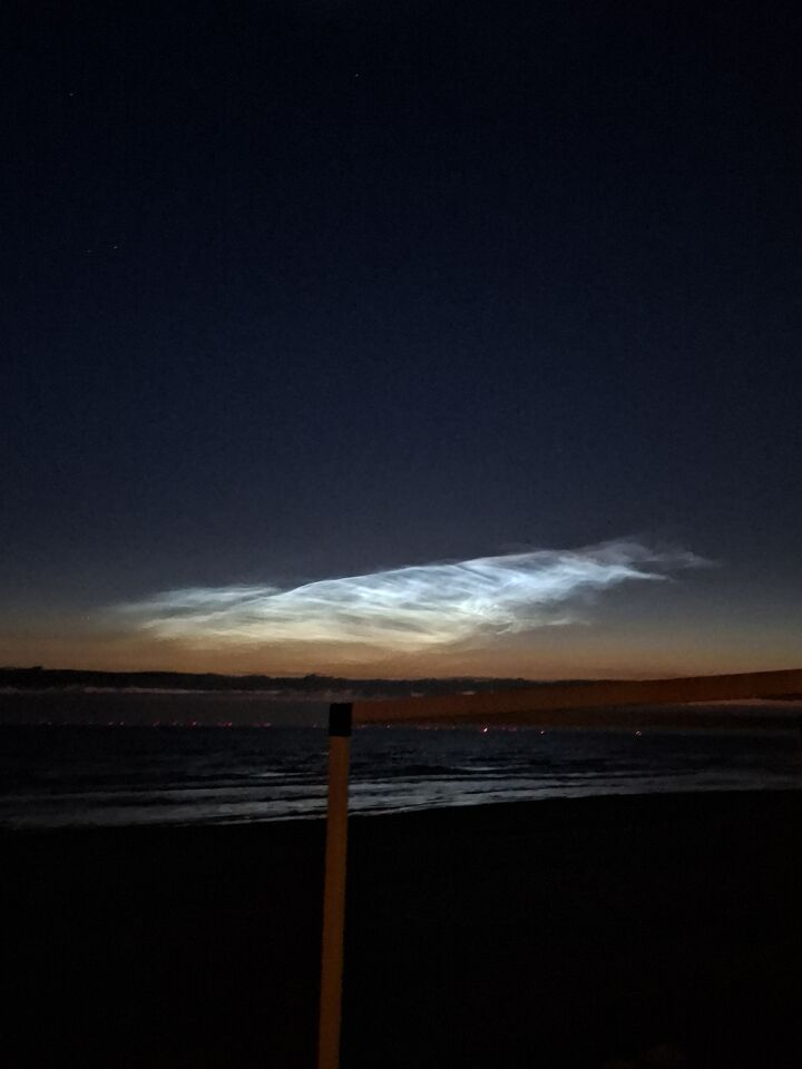 In een witte lichtgevende nevel zitten lichtpunt die van kleur veranderen foto