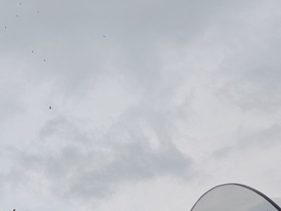 Soort hele hoge zappelin of paraglider maar echt veel te hoog en draaide rond foto