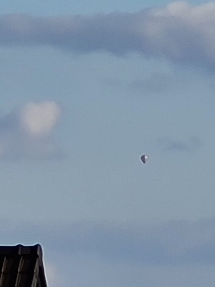 Diamantvormig object boven Dordrecht foto