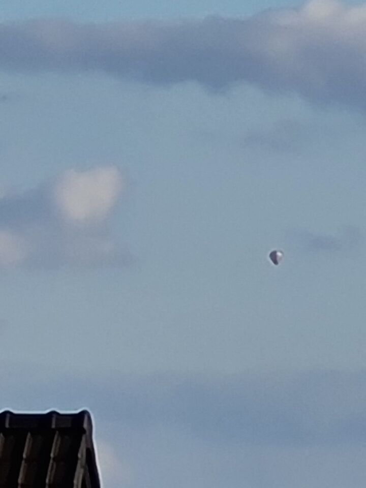 Diamantvormig object boven Dordrecht foto