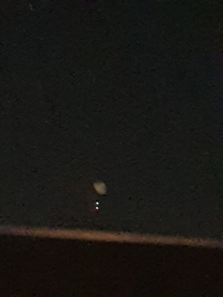 Witte bol met rode en groene knipperende lichten eronder foto