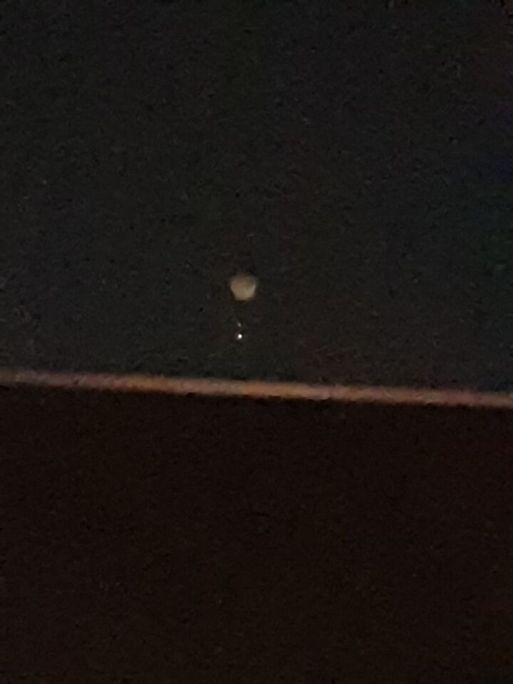 Witte bol met rode en groene knipperende lichten eronder foto