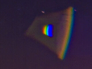 Trapeze vormig object met prisma kleuren foto