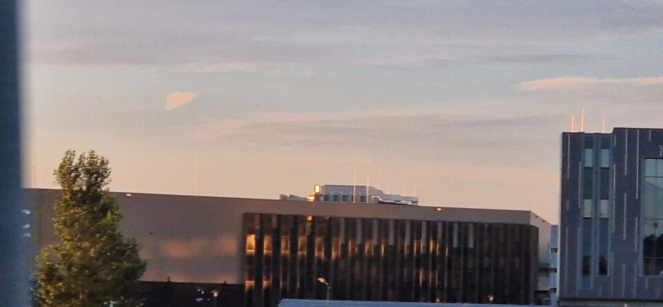 Driehoekige wolk, zwevend op de voorgrond foto