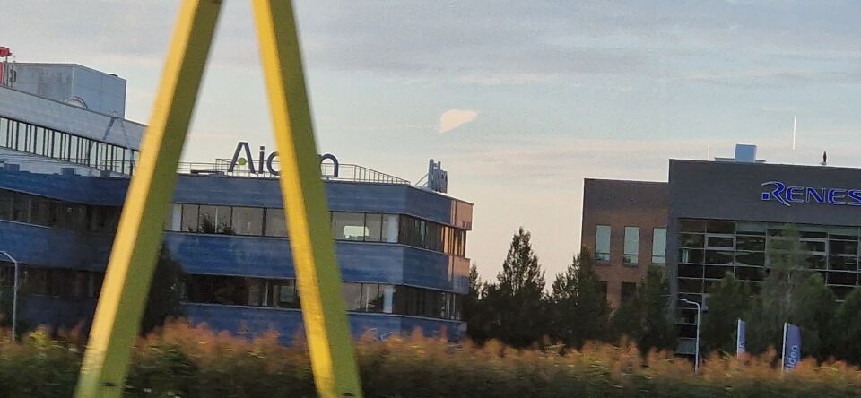 Driehoekige wolk, zwevend op de voorgrond foto