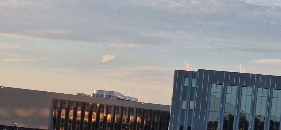 Driehoekige wolk, zwevend op de voorgrond foto