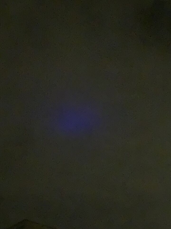 Blauw licht t was helemaal donker bewoog langzaam naar rechts en verdween af toe foto