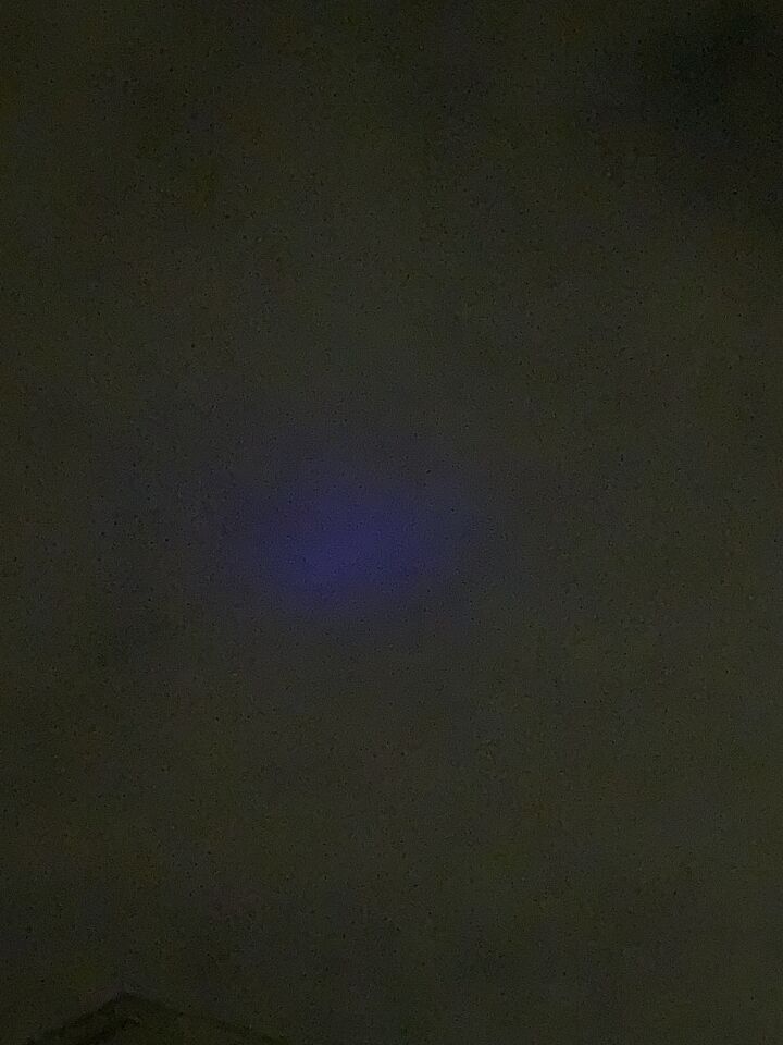 Blauw licht t was helemaal donker bewoog langzaam naar rechts en verdween af toe foto