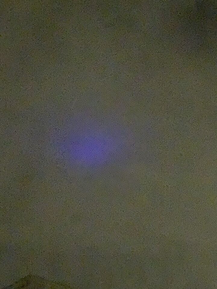 Blauw licht t was helemaal donker bewoog langzaam naar rechts en verdween af toe foto