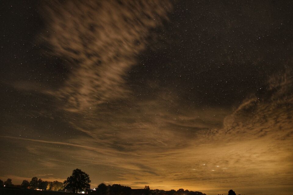 Witte lichten in de lucht foto