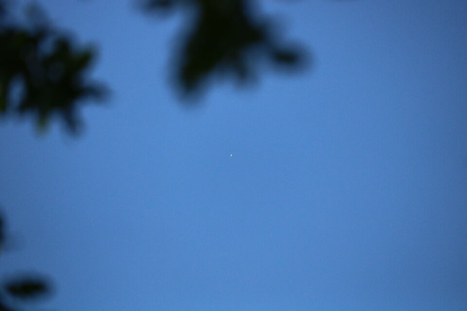 Hoog in de lucht een moeilijk te identificeren object dat lang op dezelfde plek foto
