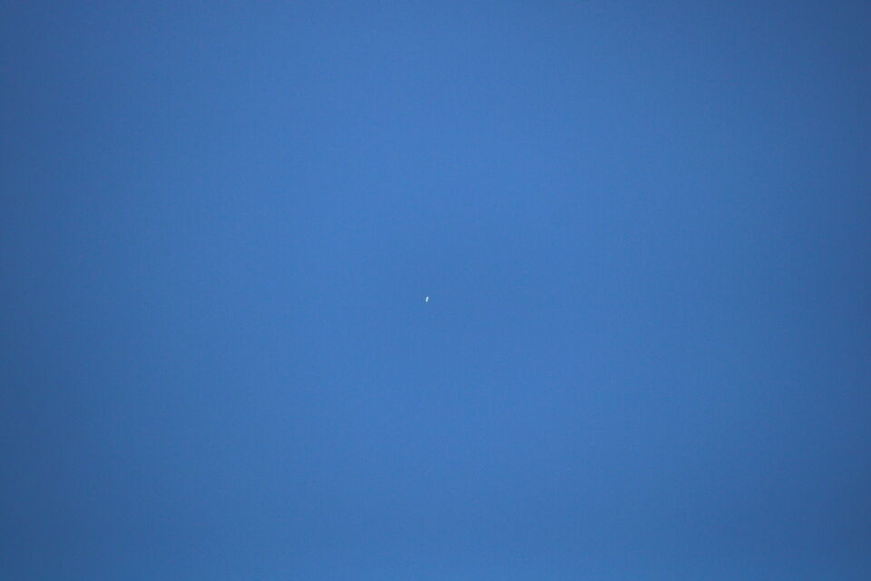 Hoog in de lucht een moeilijk te identificeren object dat lang op dezelfde plek foto