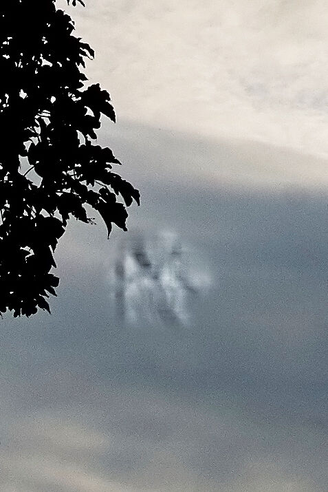 Vreemd object bij naderende vreemde donkere lucht foto