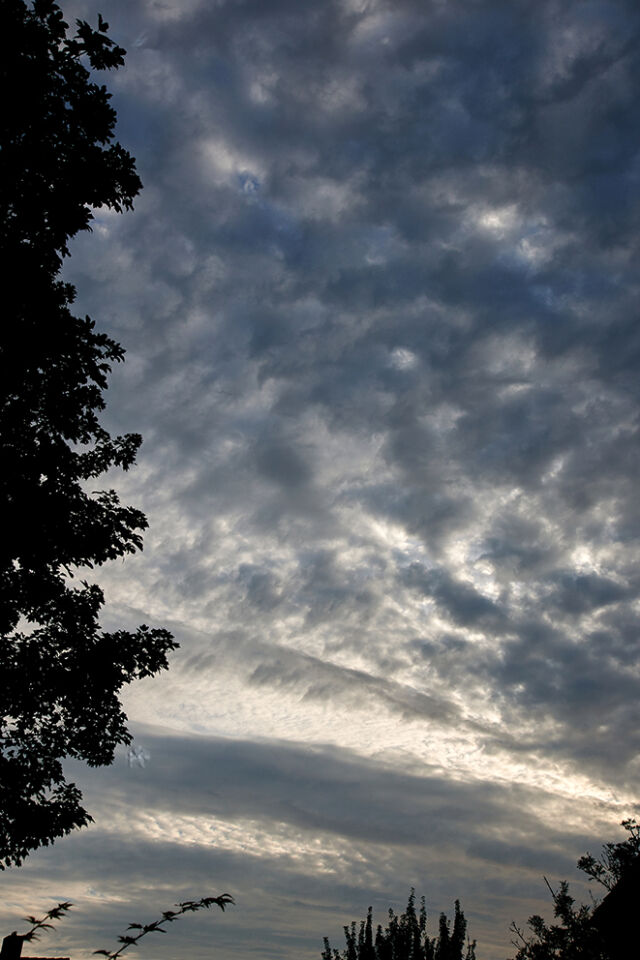 Vreemd object bij naderende vreemde donkere lucht foto