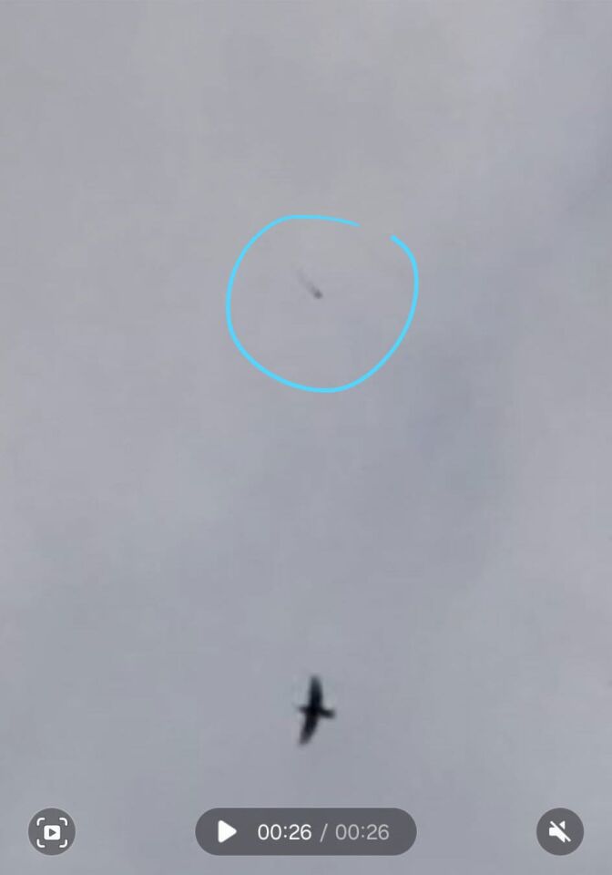 2 object flying. Very far away. foto