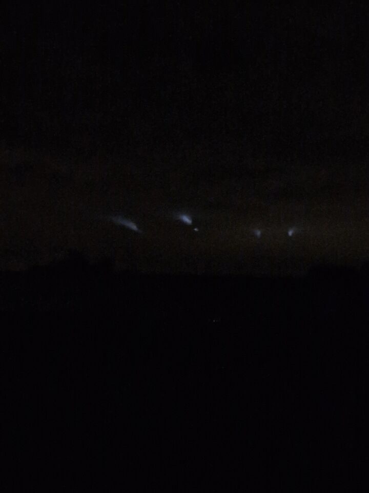 4 bewegende licht bollen wit/blauwe kleur die van vorm veranderen. foto