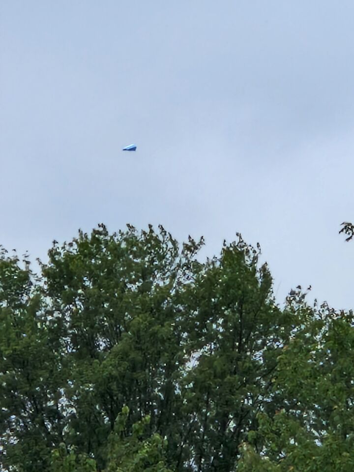 Blauw/wit driehoekig object, een minuut stil in de lucht, en plots verdwenen foto