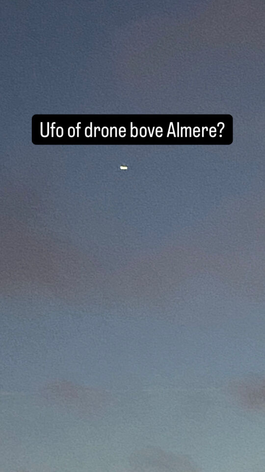 Groot fel licht in de lucht boven Almere, drone of UFO? foto