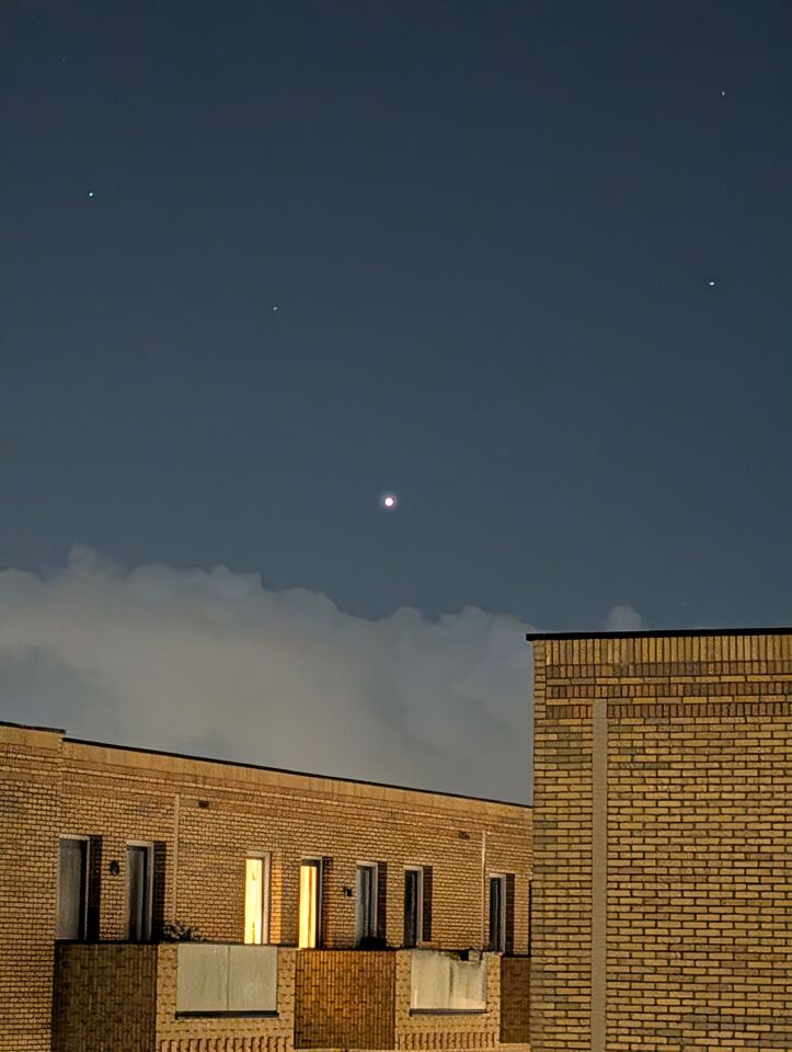 Heel helder lichtpunt in de lucht. foto