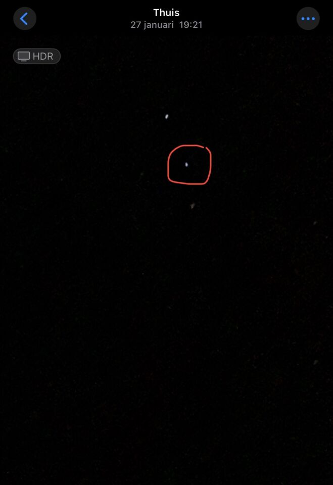 Licht dat van richting veranderd hoog in de lucht foto