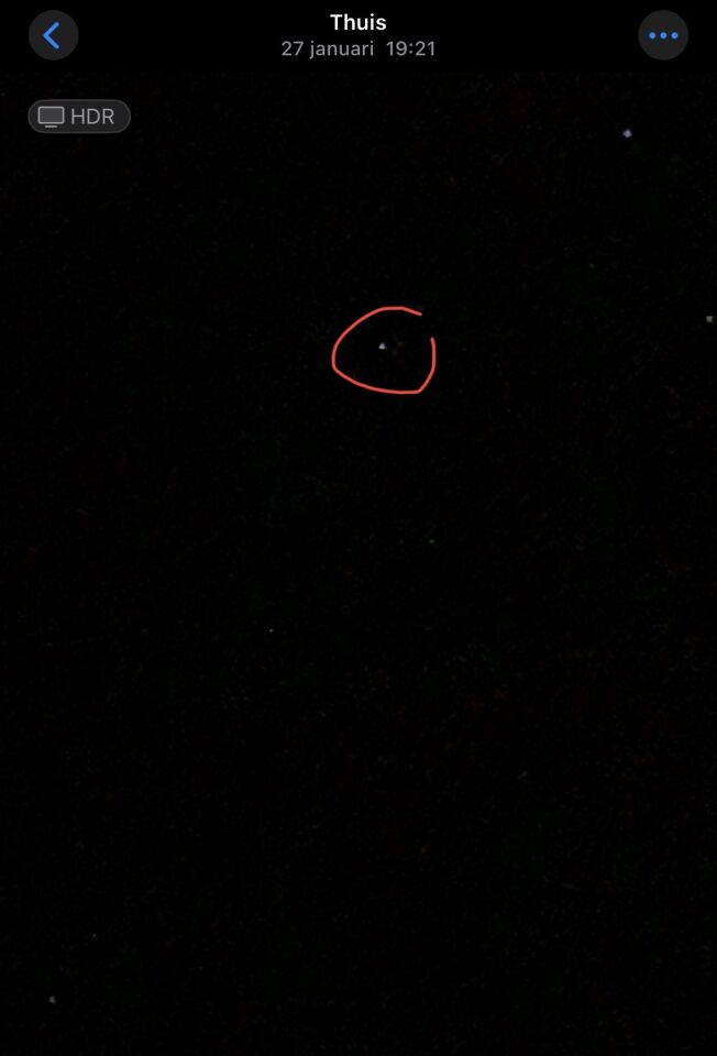 Licht dat van richting veranderd hoog in de lucht foto