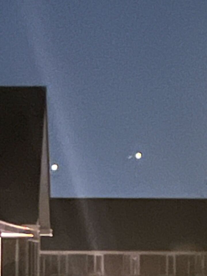 2 stilstaande lichtgevende bollen foto
