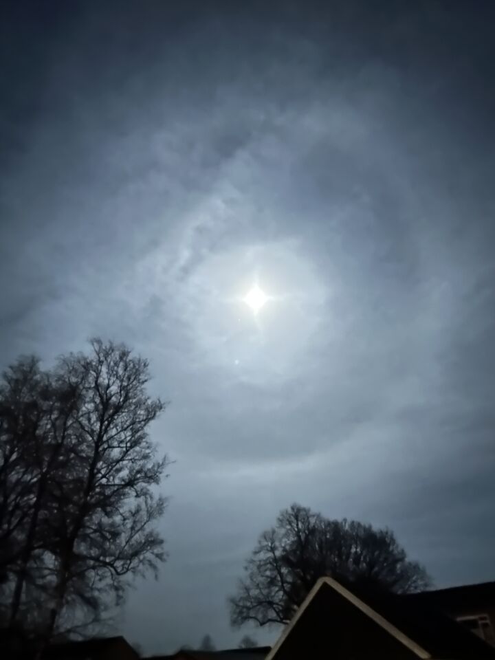 Blauwe bal rondom de maan die beweegt. foto