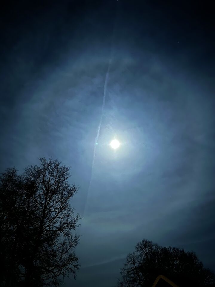 Blauwe bal rondom de maan die beweegt. foto