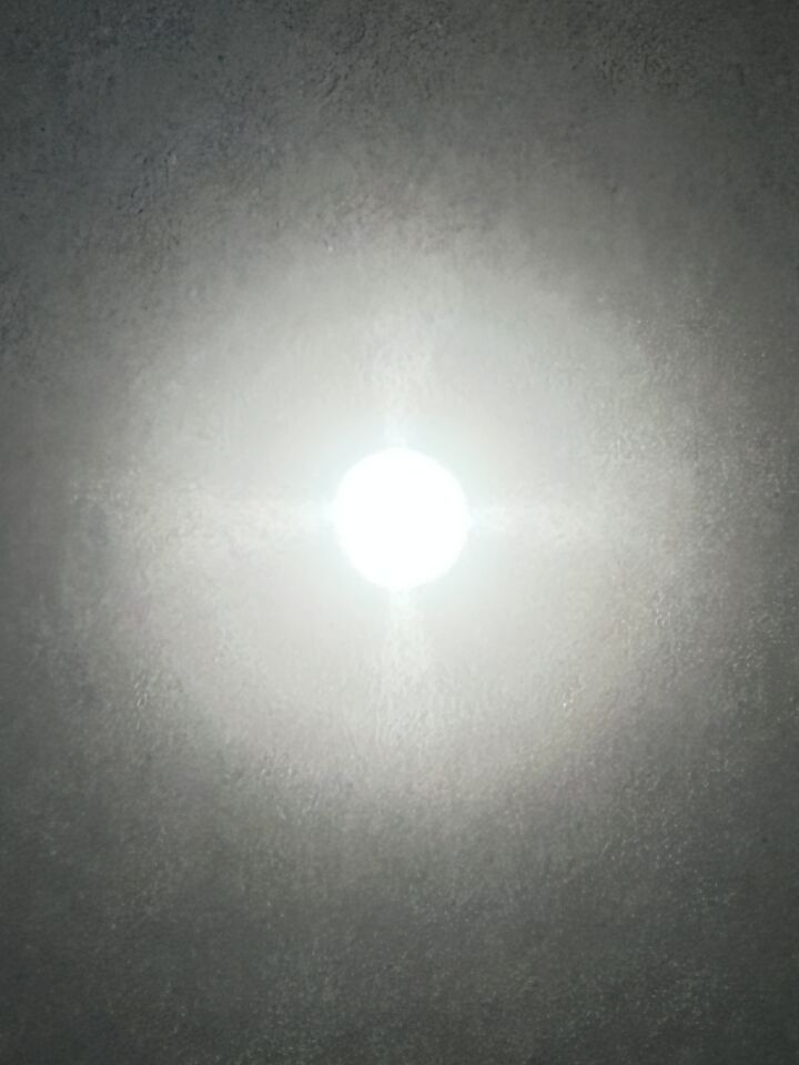 Blauwe bal rondom de maan die beweegt. foto