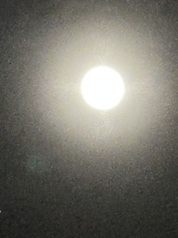 Blauwe bal rondom de maan die beweegt. foto