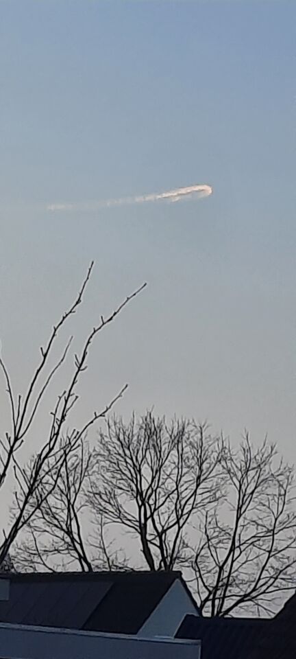 Iets vloog gigantisch snel, en keerde in de lucht om net zo snel terug te gaan foto