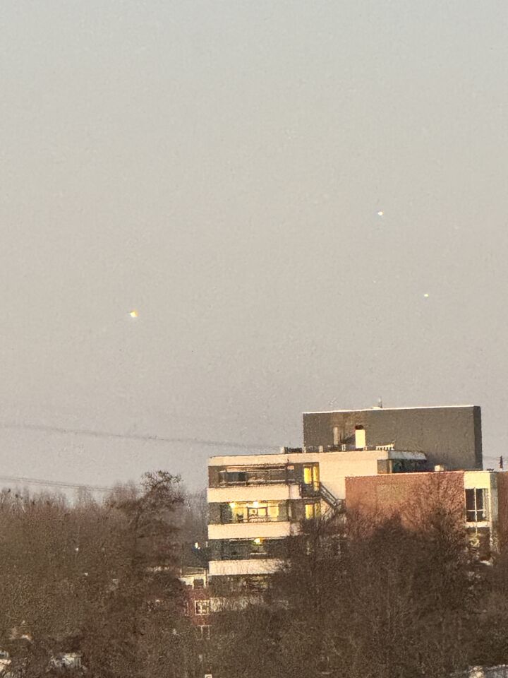 Boven Gouda diverse licht gevende UFO's zweven er voor meer dan een Uur foto