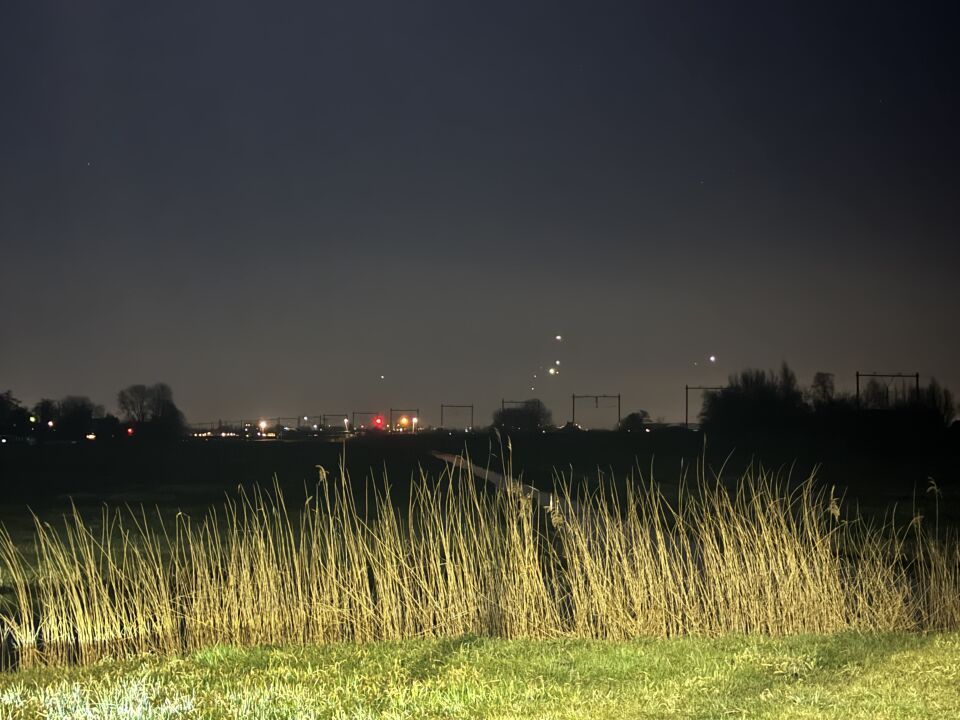 Boven Gouda diverse licht gevende UFO's zweven er voor meer dan een Uur foto