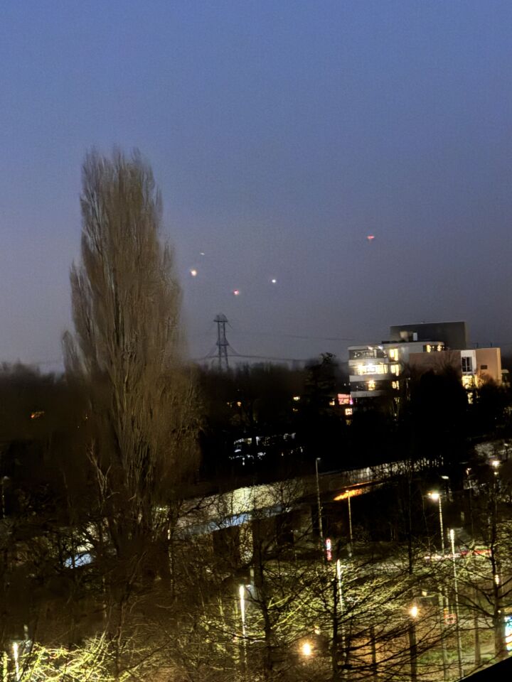 Boven Gouda diverse licht gevende UFO's zweven er voor meer dan een Uur foto