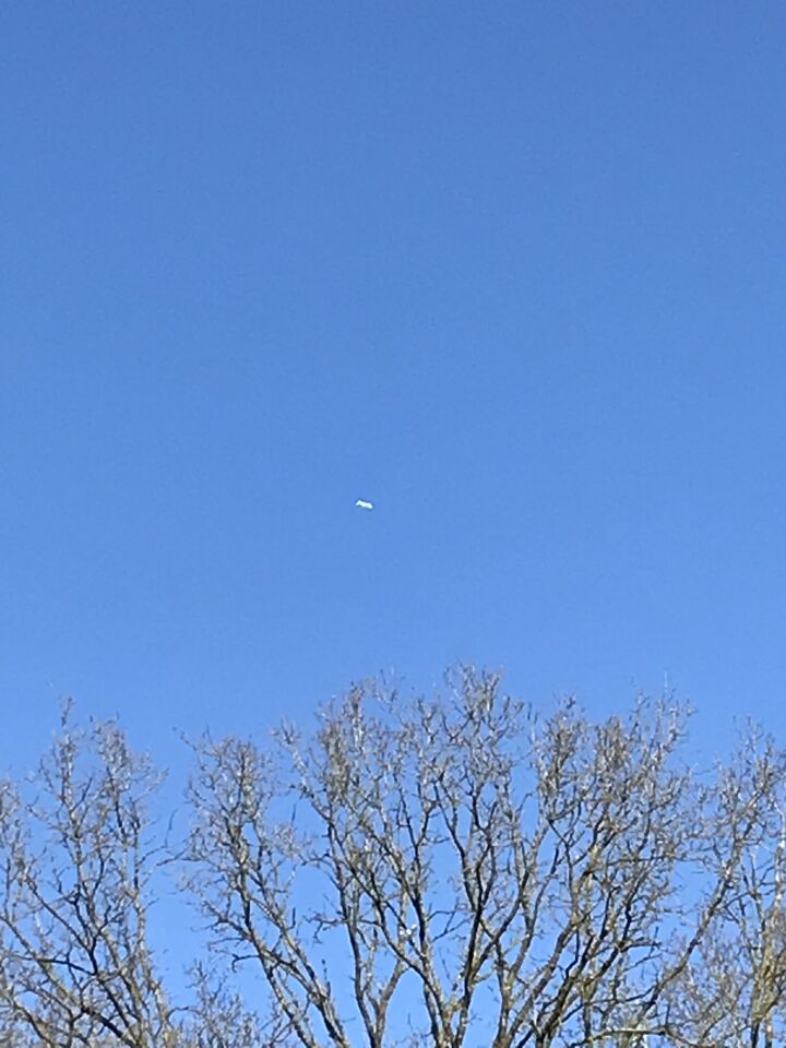 Langwerpig horizontaal 5 tot 6 x langer dan hoog, wit lichtend, vliegende ‘bus’ foto