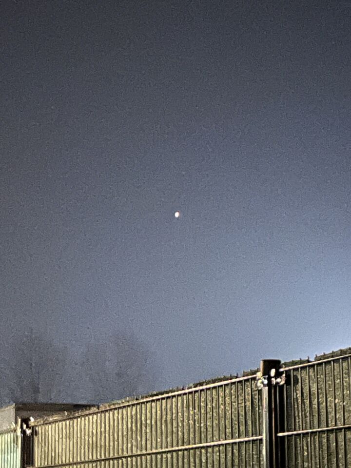 Rode lichtbol, hing vrij laag in de lucht foto