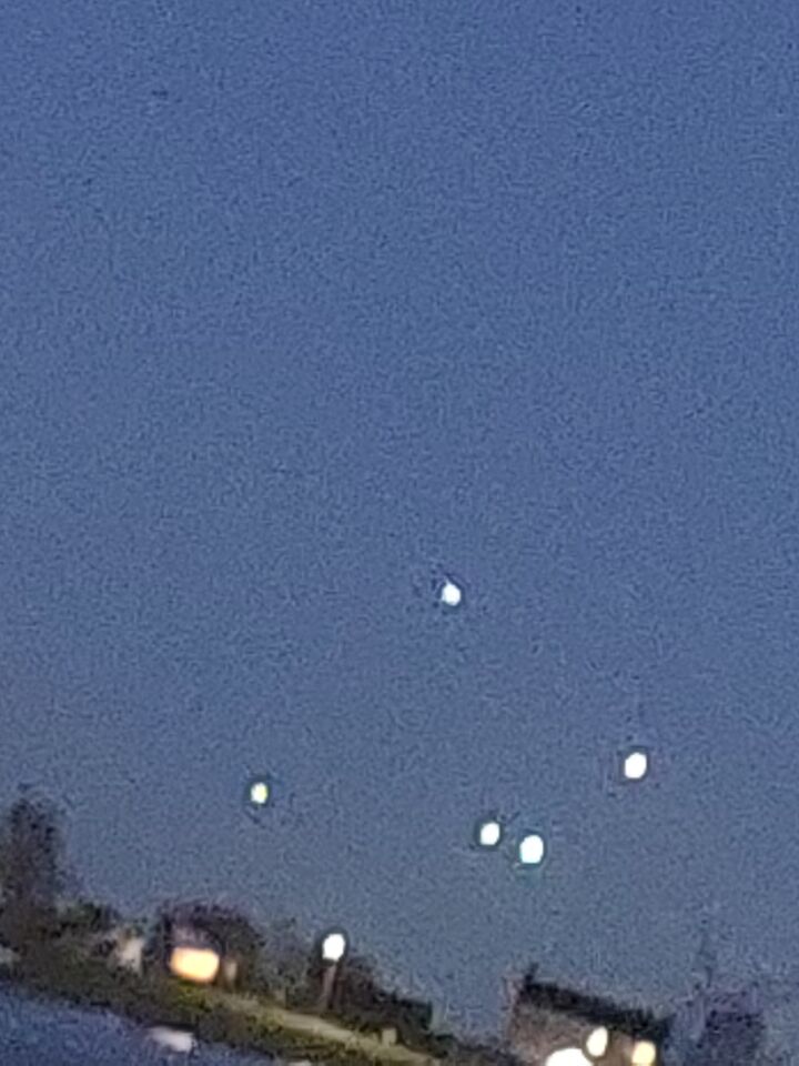 Eerst een rij lichtbollen, die daarna verschillende vormen aannamen,  foto