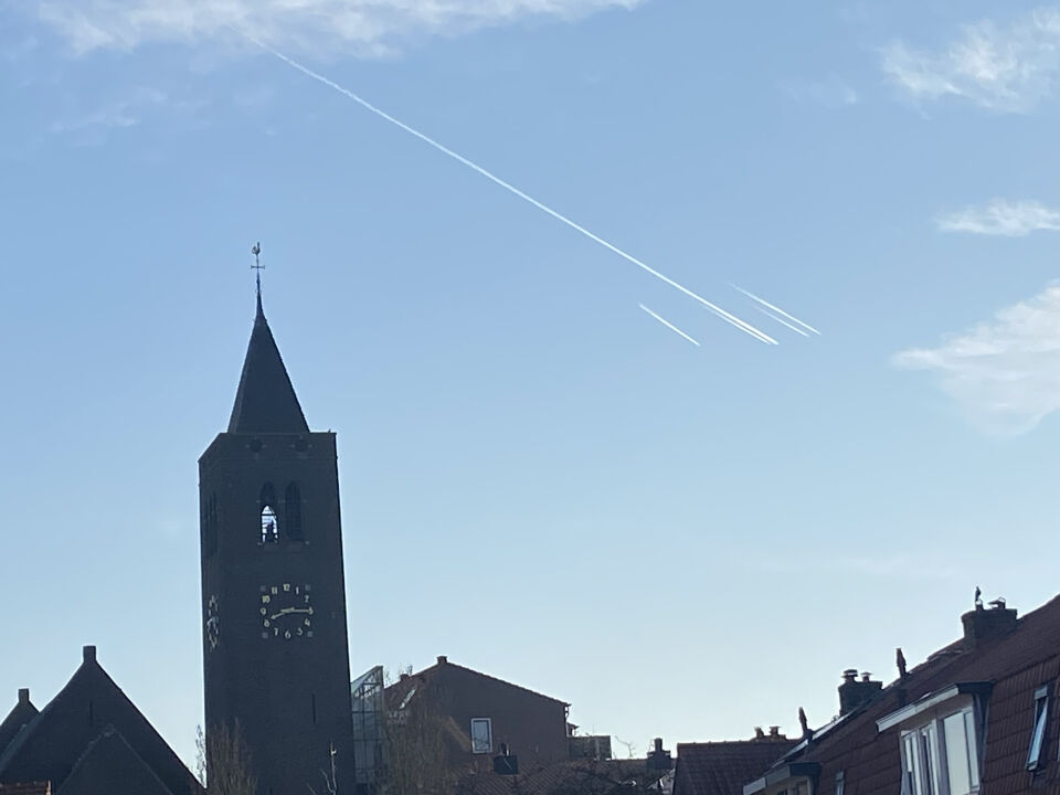 5 'vliegtuigstrepen' in de lucht foto