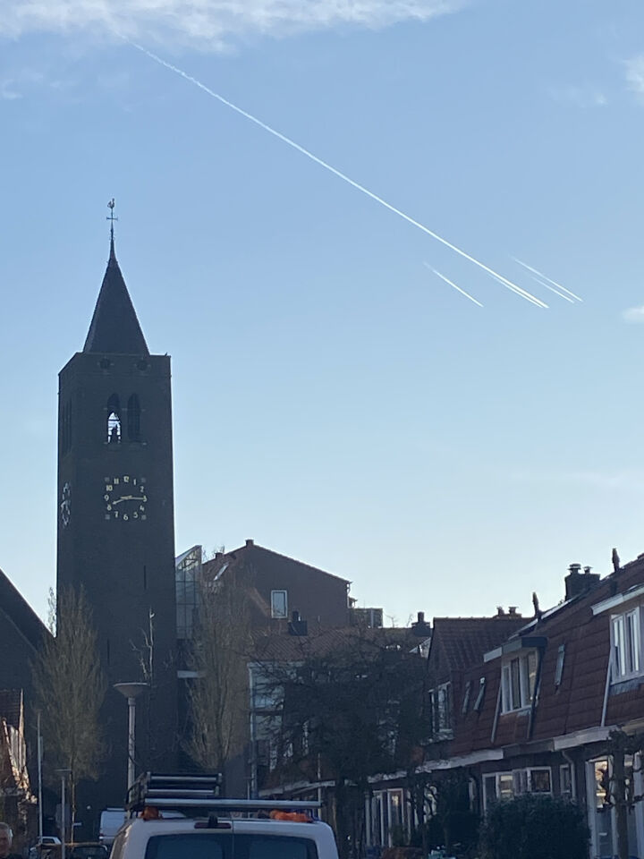 5 'vliegtuigstrepen' in de lucht foto