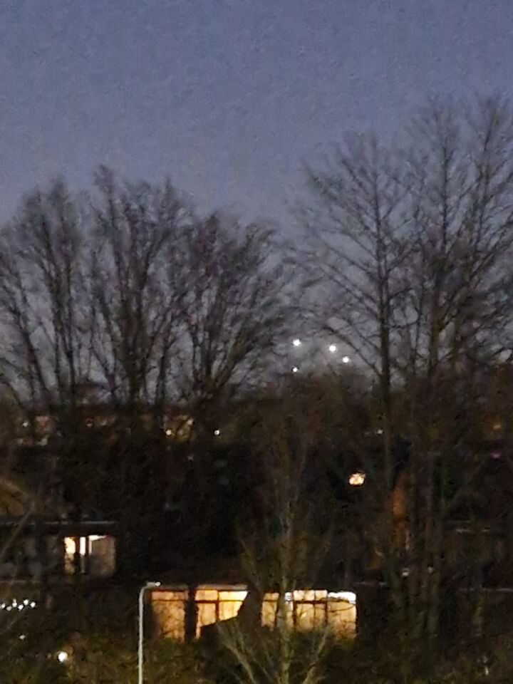 5 lichtbollen die zich constant verplaatsen. foto