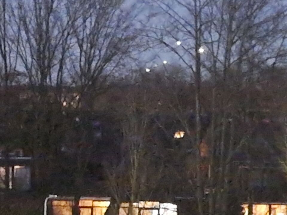 5 lichtbollen die zich constant verplaatsen. foto