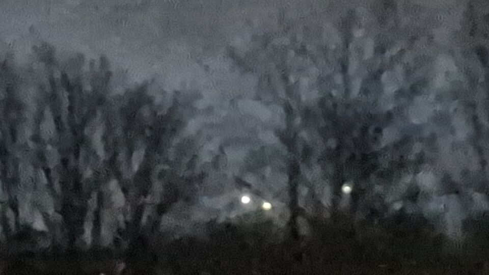 5 lichtbollen die zich constant verplaatsen. foto