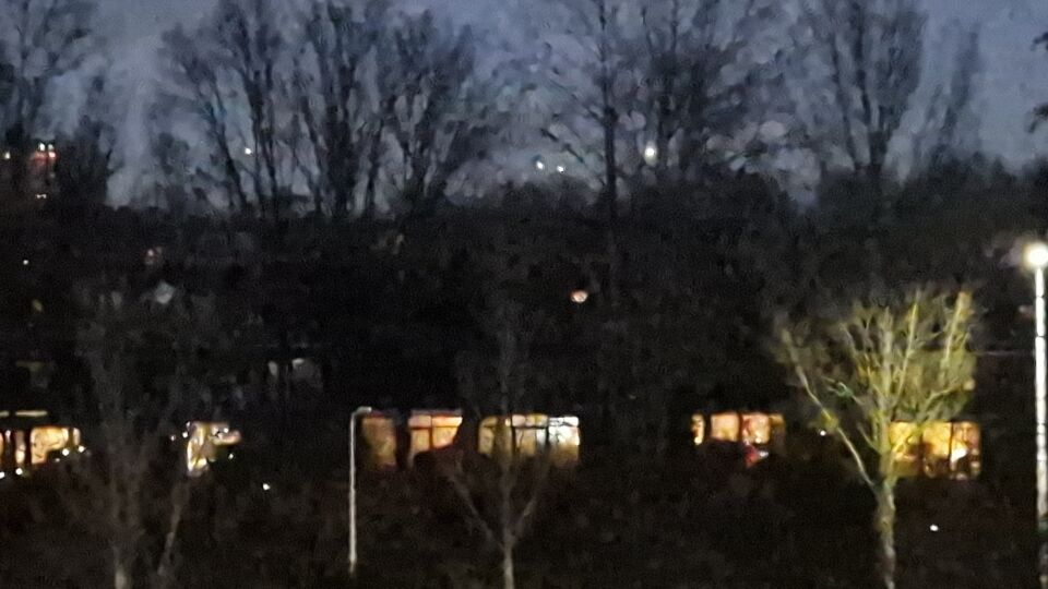 5 lichtbollen die zich constant verplaatsen. foto