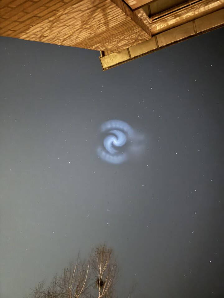 Rond licht met een soort electro teken er in foto