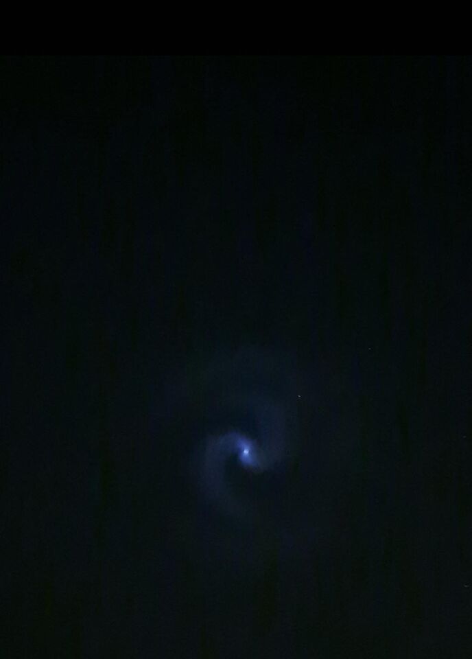 Een witte licht met vreemde ringen eromheen die in bewoog en verdween foto