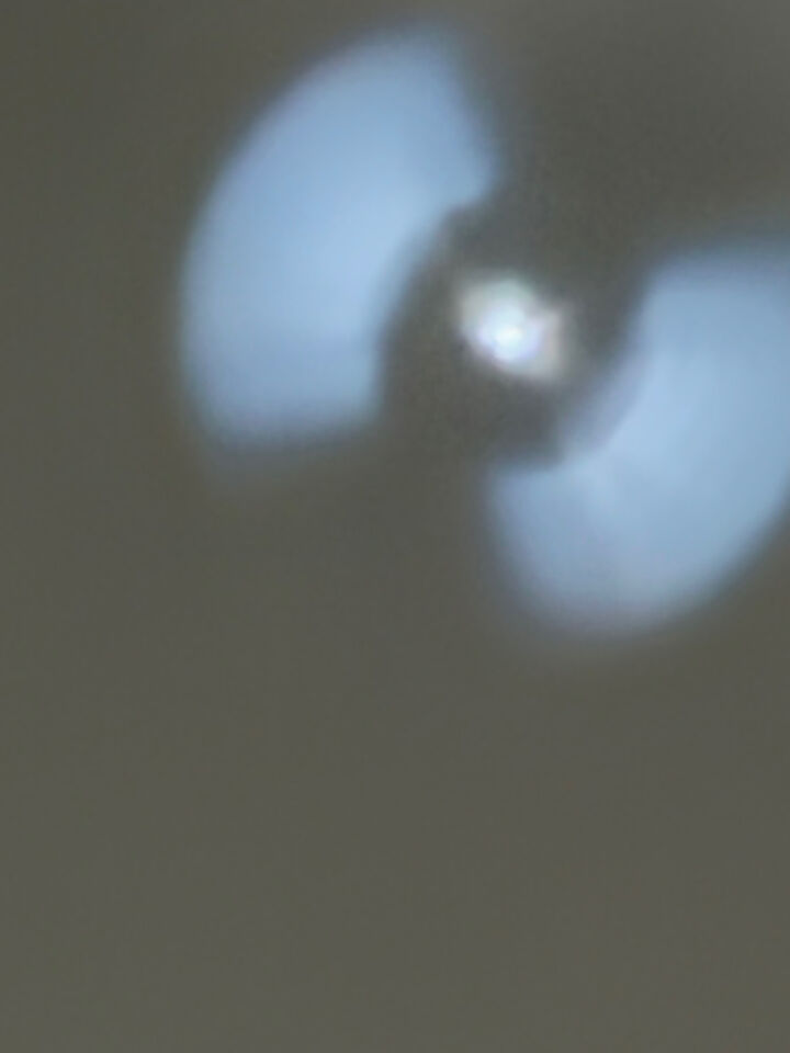 Een lichtpunt dat vervormd van vlinder, naar S vorm, naar spiraal foto